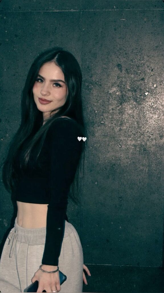 Maltepe Escort Burcu Genç Beden ve Mavi Bakışlarıyla Anal Sevenleri Mutlu Eden Tutkulu Seanslar Sunan